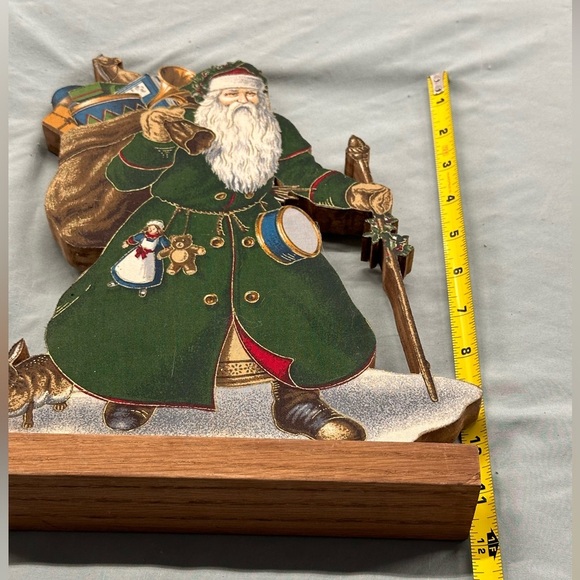 Wooden vintage Santa figure. Beautiful green robes holding a sack of toys! - Picture 3 of 5